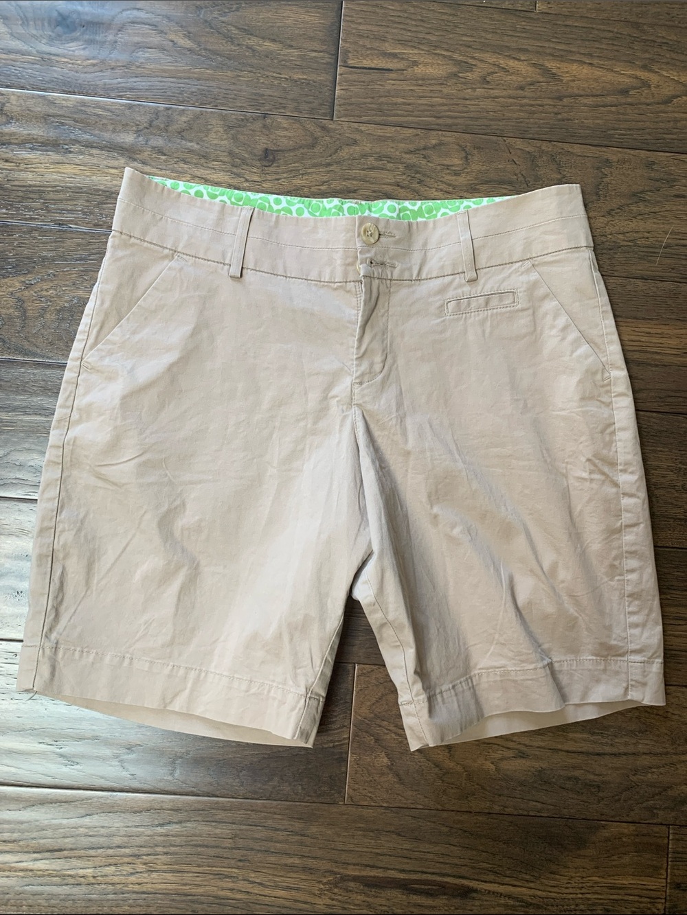 Lee Women's Light Tan Bermuda Shorts w/Green Waistband. Pre-Owned.Size:12P. W34.